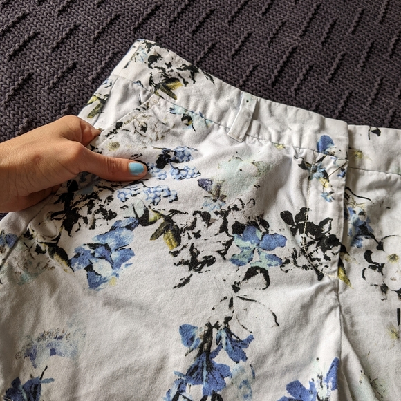 LOFT Lilac Floral 4" Shorts Sz 8 - Picture 2 of 11